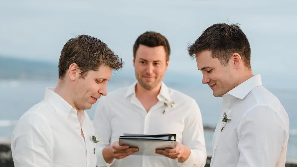 Sam Altman con su pareja de siempre, Oliver Mulherin. (X/@heyBarsee)