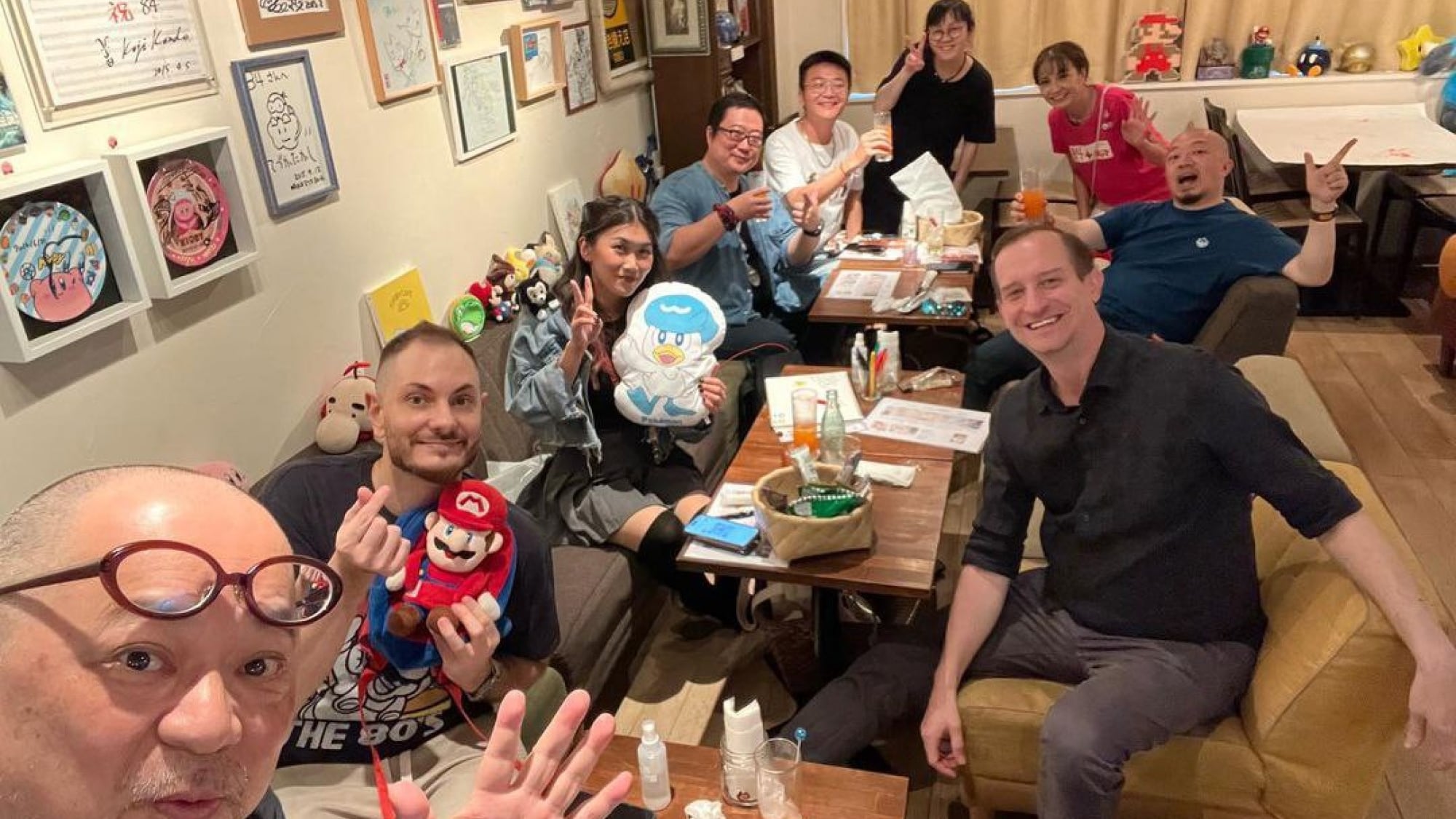 Visitantes del bar 84 junto con su fundador, Toru Hashimoto