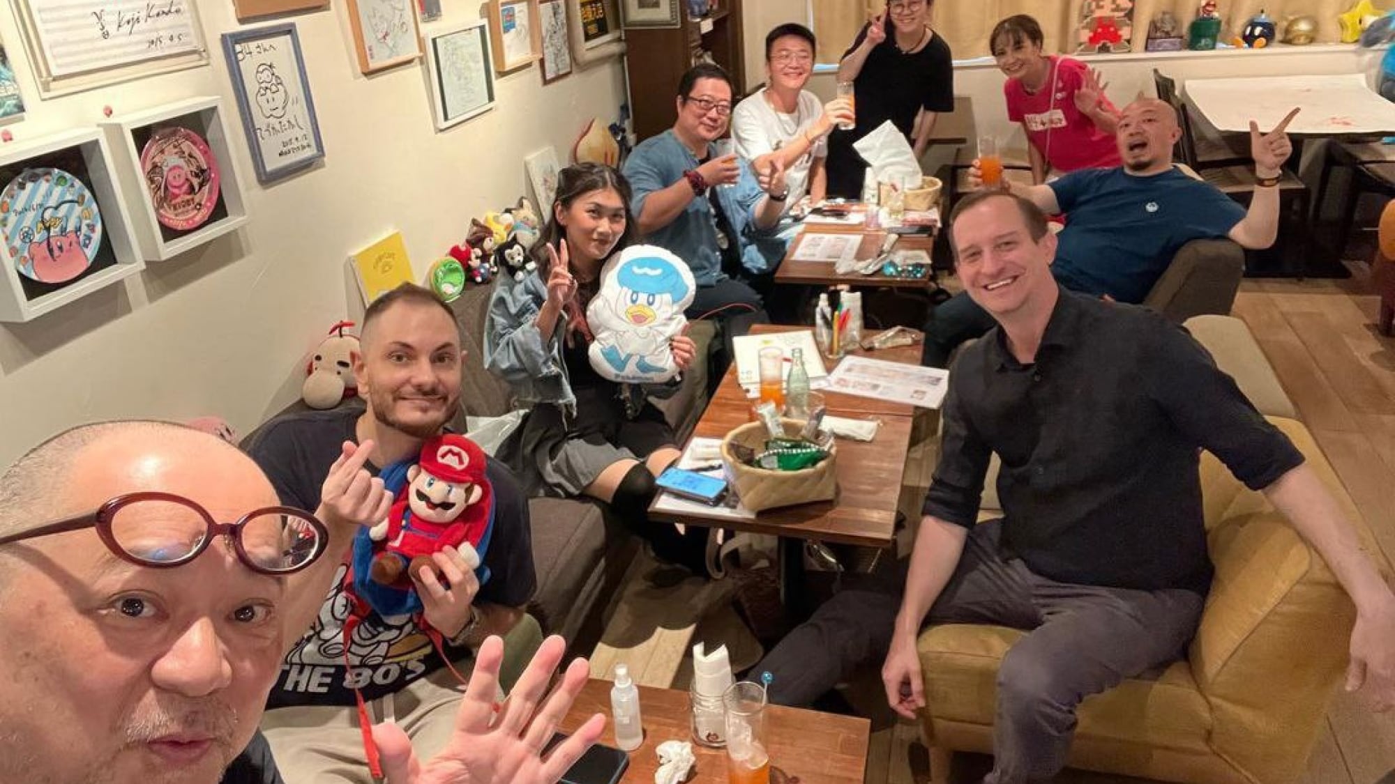 Visitantes del bar 84 junto con su fundador, Toru Hashimoto