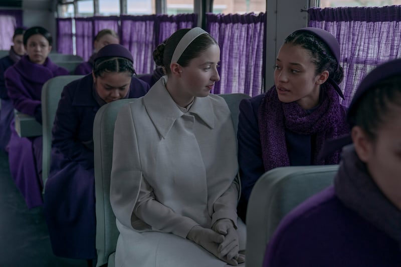 La serie ‘Los testamentos’ , protagonizada por Chase Infinity, llega como una continuación natural del universo de ‘El Cuento De La Criada’, con una mirada renovada que se centra en una generación que no conoció el mundo previo a Gilead. Foto: Disney.