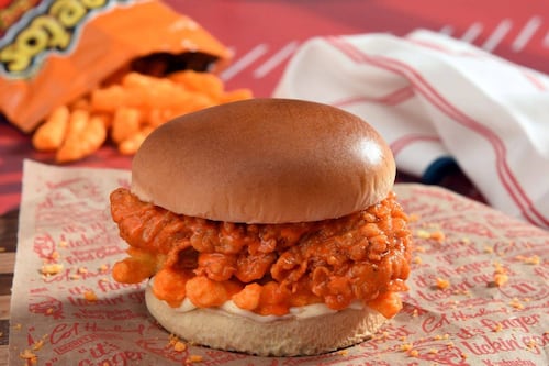KFC presenta un sandwich de pollo y Cheetos que causa sensación en Internet