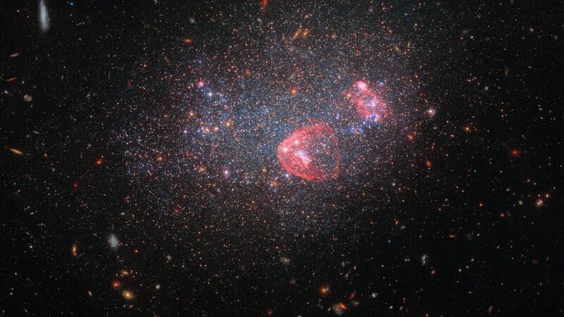Estas explosiones galácticas gigantescas están arrojando material equivalente a 50 millones de soles