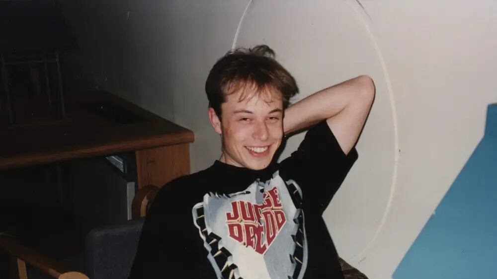 Ex novia subasta sus fotos de joven.