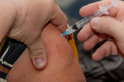 Engaña a las autoridades sanitarias de Brasil y logra colocarse hasta cinco dosis de vacunas anticovid de tres laboratorios diferentes