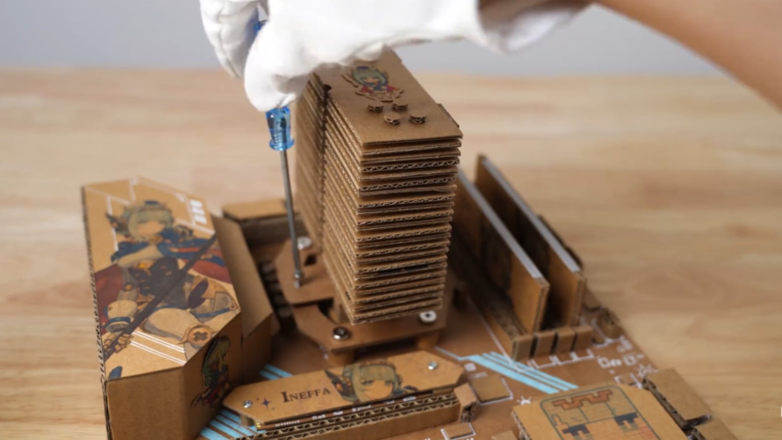 PC hecho con cartón