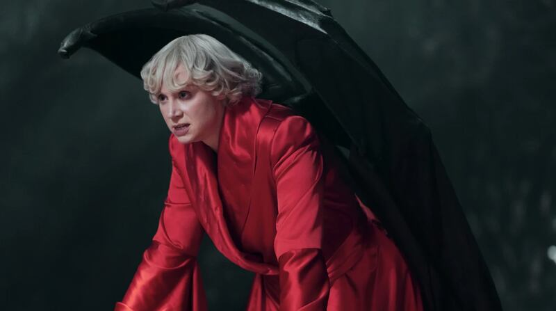 Em ‘The Sandman’, Dream enfrenta vários de inimigos, desde o Corinthian devorador de olhos até seus irmãos Despair e Desire. Depois, há Lúcifer, interpretado por Gwendoline Christie, que se divertiu muito enfrentando o protagonista.