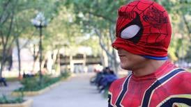 “Estúpido y sensual Spiderman”: Bailarín callejero atrapó asaltante y se hizo viral en Chile