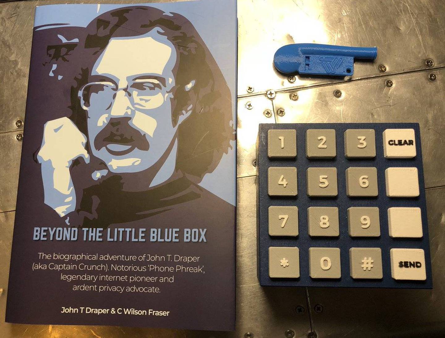 Включи книгу стива 9. Blue Box Стива Джобса. Джон Дрейпер Капитан Кранч. Стив Джобс синяя коробка. Капитан Кранч хакер.