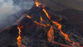 El espectacular vuelo de un dron sobre un volcán en erupción