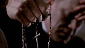 Obispo colombiano arrojará agua bendita desde un helicóptero para hacer un “exorcismo masivo”