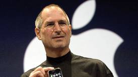 La historia del Rokr E1: ¿Sabías que un fracaso inspiró a Steve Jobs para crear el iPhone?