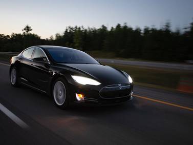Conductor de un Tesla fue acusado de homicidio vehicular tras accidente mortal con piloto automático