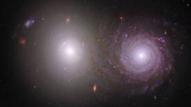Sorprendente imagen de Hubble muestra cómo dos galaxias están unidas por una larga cola de estrellas y gas