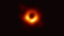 Científicos publican una nueva imagen del agujero negro M87* para revelar un misterio escondido a 55 millones de años luz