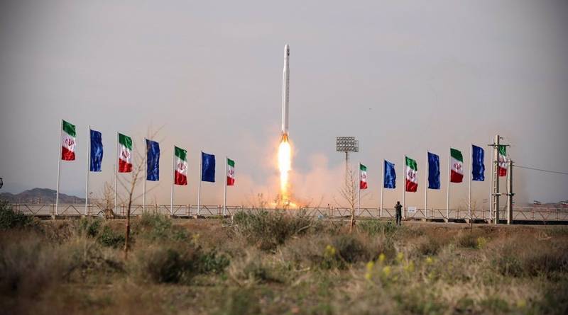 Lanzamiento de un cohete que transporta un satélite