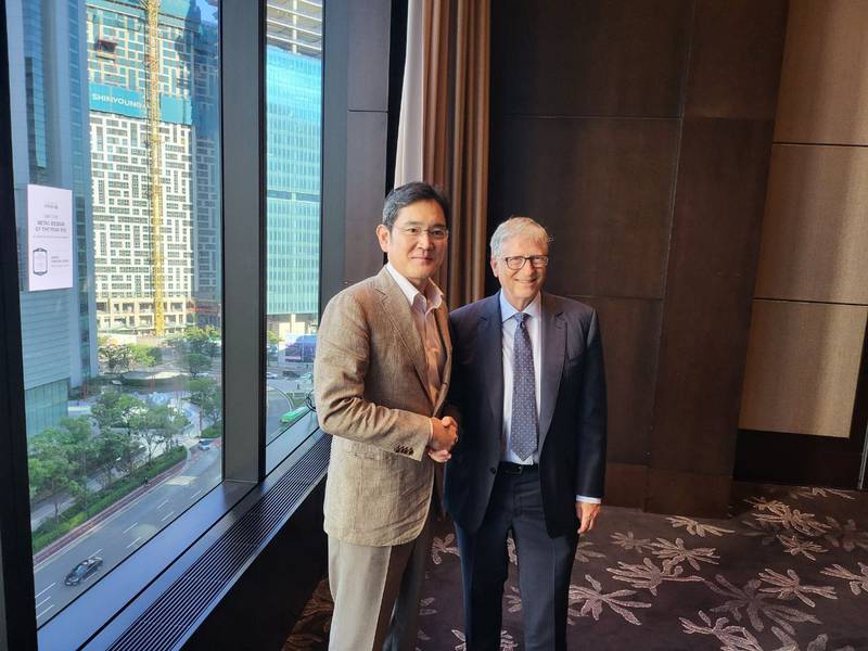 Jay Y. Leey, vicepresidente de Samsung, y Bill Gates