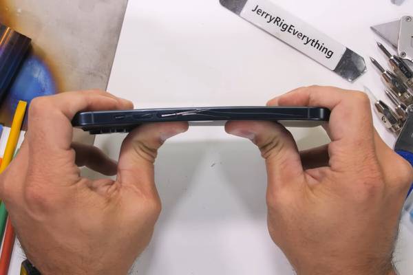 iPhone 15 Pro Max se dobla en prueba de resistencia con las manos a pesar de su aleación de titanio