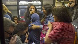 Metro de Santiago: Una televisión explotando en las vías se viraliza como expresión del descontento