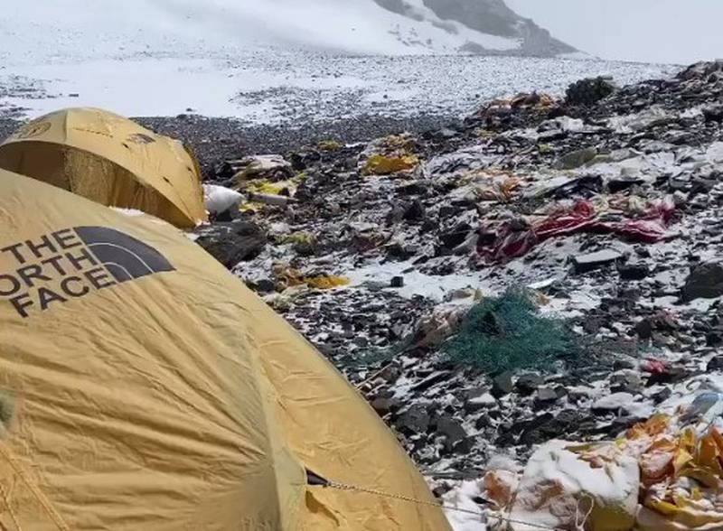 Un video viral muestra la basura en el Everest