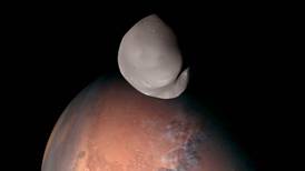 La luna marciana Deimos, captada como nunca antes: la misión espacial de Emiratos Árabes lo logró