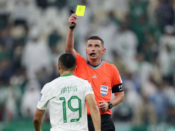 Qatar 2022: Los fanáticos influyen en las tarjetas que muestran los árbitros, dice estudio