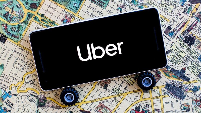 Un fallo reciente en la app de Uber ha invertido los papeles, ahora los conductores pagan por llevar a sus pasajeros y se hace viral.