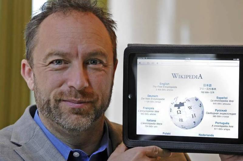 Wales muestra Wikipedia en una tablet.