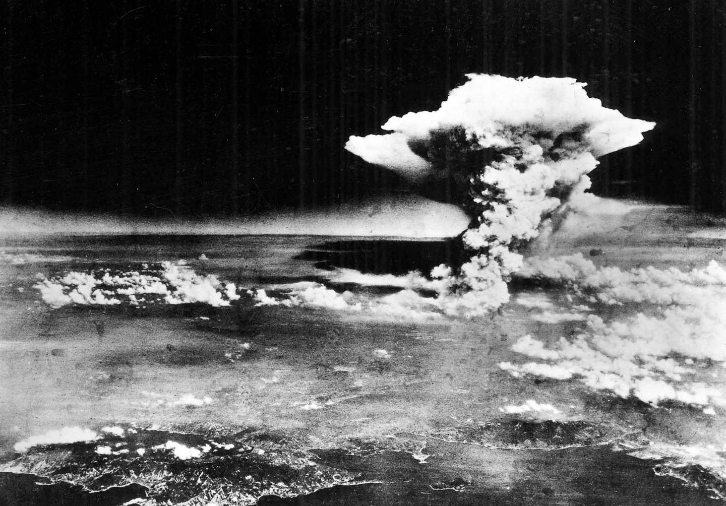 Fotografía aérea del hongo formado en Hiroshima tras el lanzamiento de la bomba atómica Little Boy.