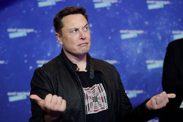 Viral: Influencer brasileño se tatúa el nombre de Elon Musk en su frente