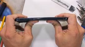 iPhone 15 Pro Max se dobla en prueba de resistencia con las manos a pesar de su aleación de titanio