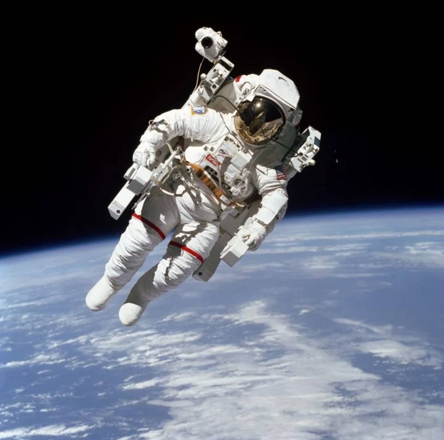 Bruce McCandless II and the most spectacular photo in the history of astronauts, how did he do it?