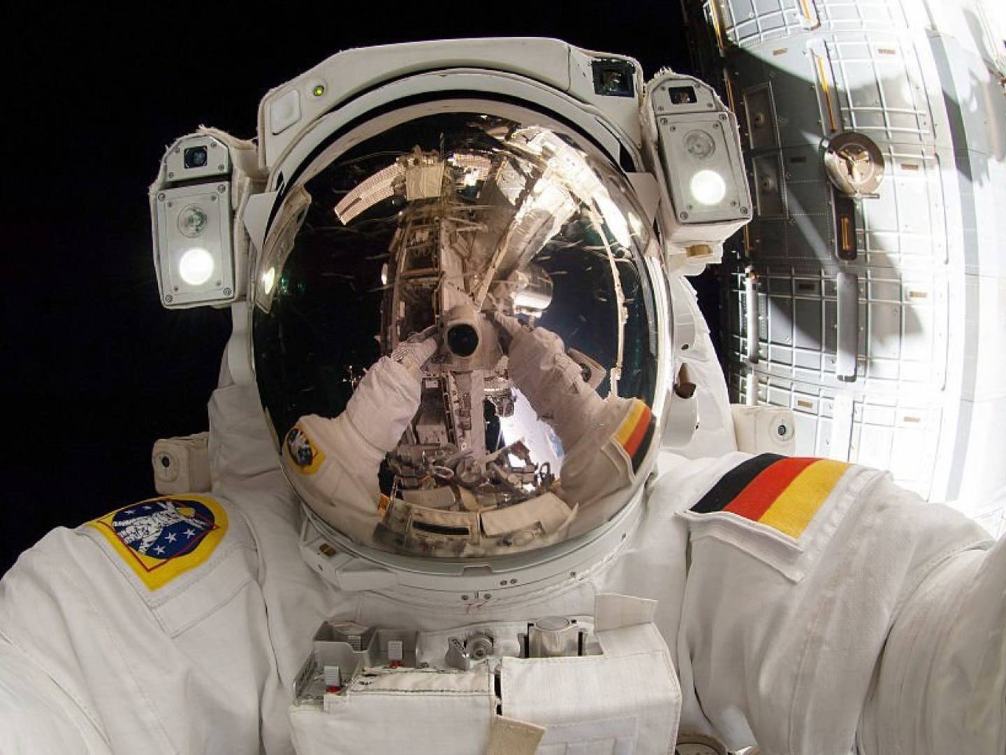 Qué pasaría si un astronauta se quita el casco durante una
