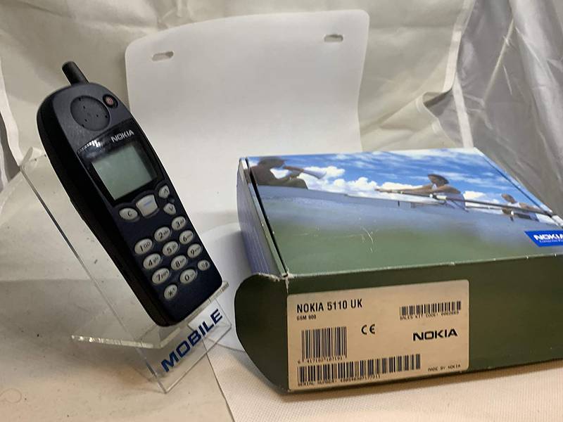 Nokia 5110 junto a su caja original.