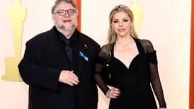 ¿Por qué Guillermo del Toro portó un moño azul en el Óscar 2023?